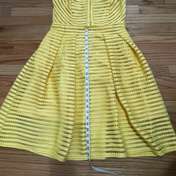 NYC Eva Mendes strapless summer dress Yellow with floral pattern. Size 8 - Picture 6 of 9